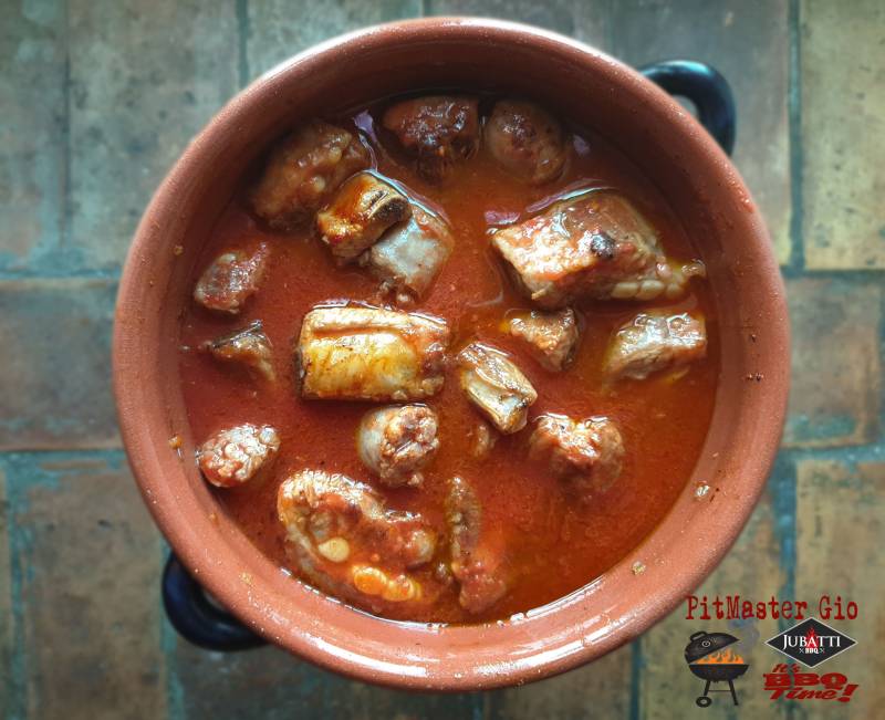 Sugo con costatine di maiale e salsicce